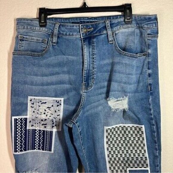 Rue 21 Womens Relaxed Fit Jeans Medium Wash Ripped Patchwork Size‎ 36/32 - Picture 2 of 7